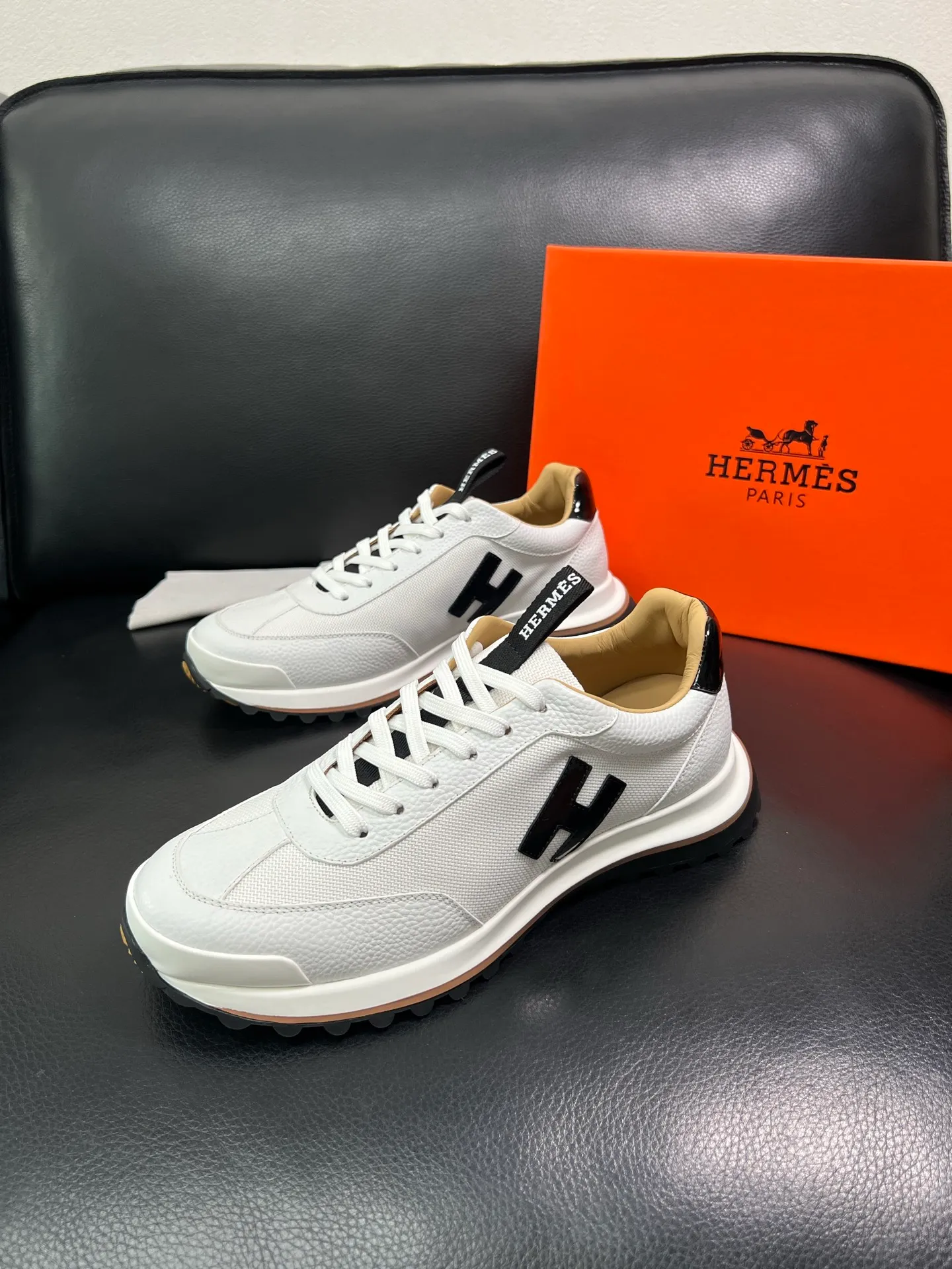 Men's shoes 💰800 Hermes top purchasing Hermes counters are on sale at the same time with original factory configuration, original cowhide imported from Italy and mesh fabric, high-quality splicing technology, fully imported water-dyed cowhide lining, soles: original soles specially provided by the original factory are super comfortable, the original factory follows the order and high quality, you can enter and exit the counter at will, you are welcome to compare and synchronize with the counter, code number 39-44 (customized 38 45) 85863